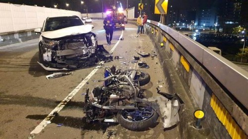 台北严重车祸！女子驾车逆行，将摩托车骑手从10层楼高公路桥撞下身亡