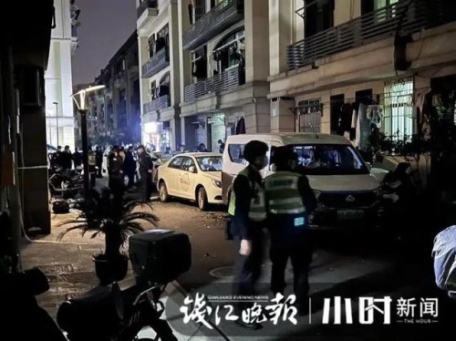 揪心！杭州一小区内发生车辆撞人，造成1死2伤，警方通报：肇事司机已被控制