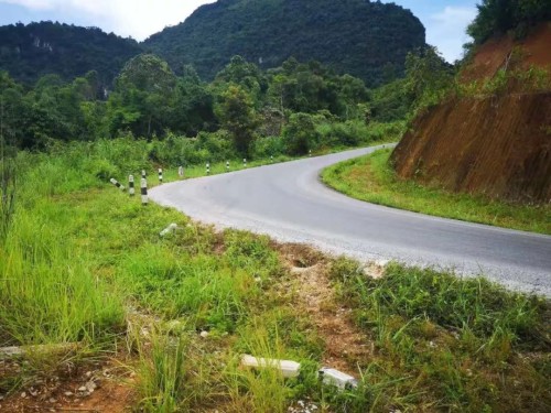 大巴驶上下坡路,距离目的地琅勃拉邦大约40公里.