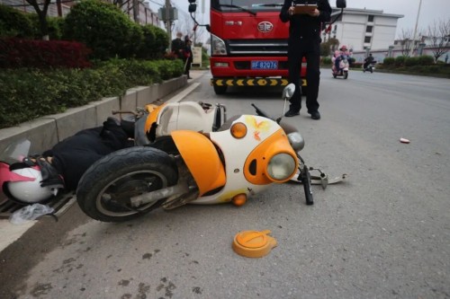 抚州突发!男子骑电动车被撞当场身亡(附视频)
