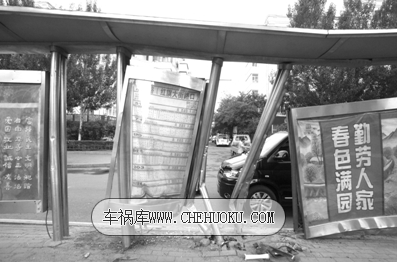 哈尔滨轿车撞公交站台事故