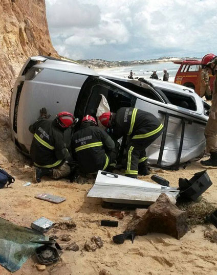 巴西男子跟随导航仪驾车掉下山人亡车毁